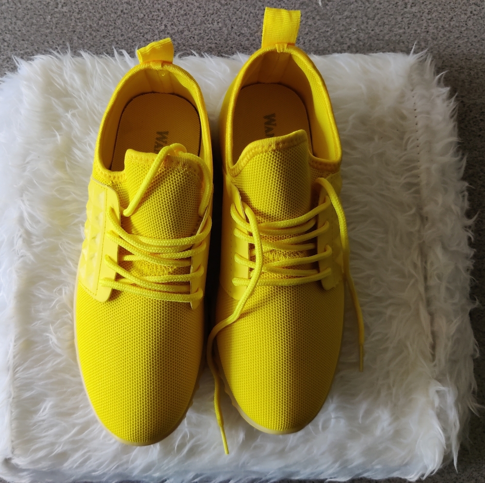 Yellow Wanted womens shoes ( Size:6.5)